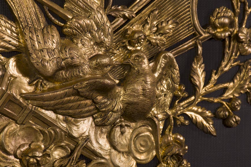 François LINKE (1855-1946) and BOUHON Frères - Gilt bronze firescreen adorned with espagnolettes and attributes of love_fr