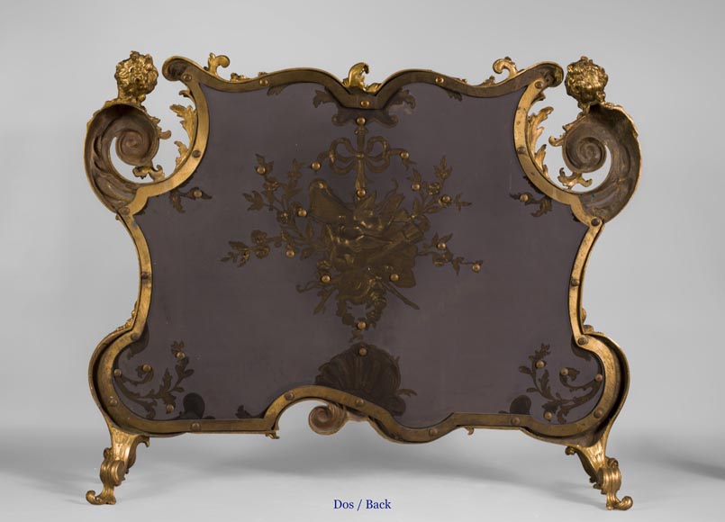 François LINKE (1855-1946) and BOUHON Frères - Gilt bronze firescreen adorned with espagnolettes and attributes of love_fr