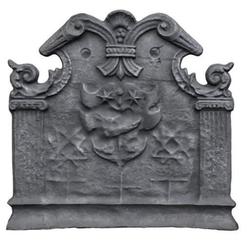 Plaque de cheminée ancienne à décor armorié avec une épée et deux étoiles, deux pilastres ioniques et motif de cuir découpé, fin du XVIIè siècle
