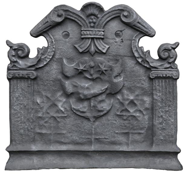 Plaque de cheminée ancienne à décor armorié avec une épée et deux étoiles, deux pilastres ioniques et motif de cuir découpé, fin du XVIIè siècle-0
