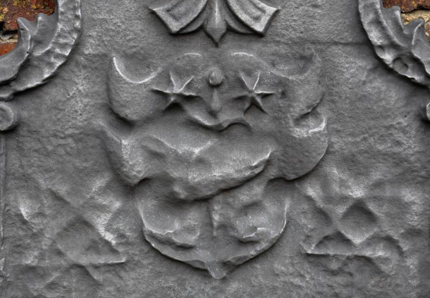 Plaque de cheminée ancienne à décor armorié avec une épée et deux étoiles, deux pilastres ioniques et motif de cuir découpé, fin du XVIIè siècle-1