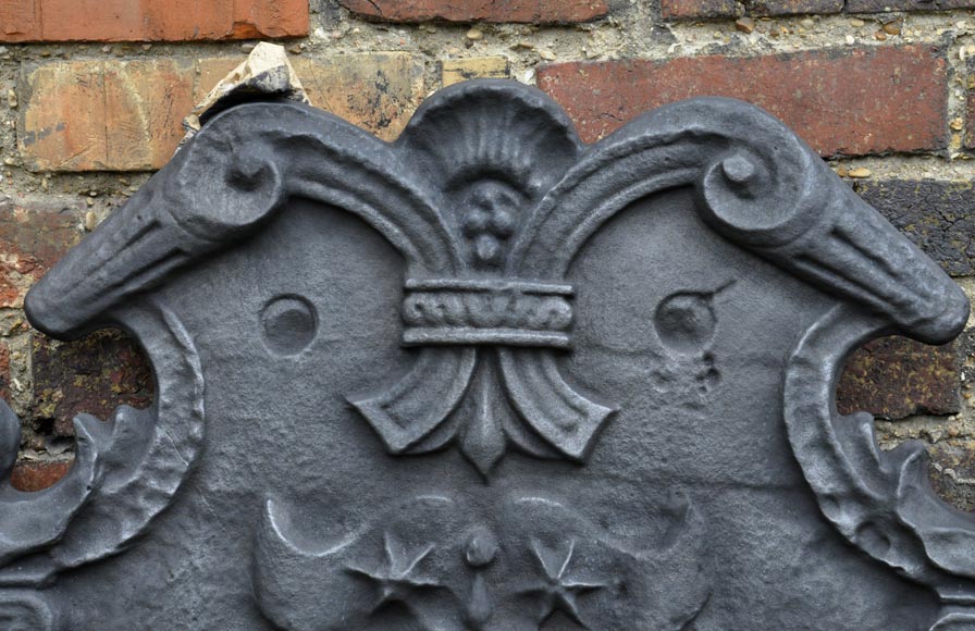 Plaque de cheminée ancienne à décor armorié avec une épée et deux étoiles, deux pilastres ioniques et motif de cuir découpé, fin du XVIIè siècle-2