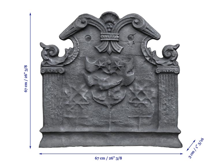 Plaque de cheminée ancienne à décor armorié avec une épée et deux étoiles, deux pilastres ioniques et motif de cuir découpé, fin du XVIIè siècle-7