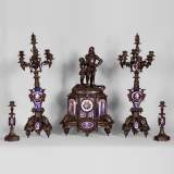 Importante garniture de cheminée 5 pièces de style Troubadour, fonte de fer et Porcelaine de Paris