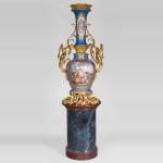 Vase monumental d'époque Napoléon III en Porcelaine de Paris au Triomphe de Vénus avec son importante monture de bronze doré aux espagnolettes