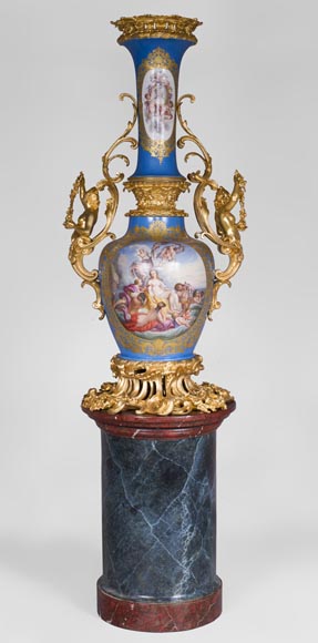 Vase monumental d'époque Napoléon III en Porcelaine de Paris au Triomphe de Vénus avec son importante monture de bronze doré aux espagnolettes-0