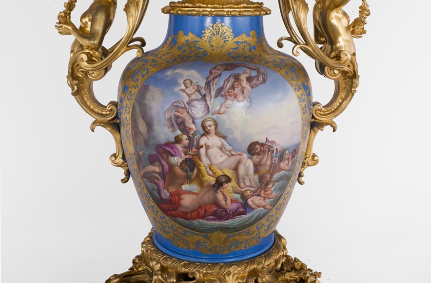 Vase monumental d'époque Napoléon III en Porcelaine de Paris au Triomphe de Vénus avec son importante monture de bronze doré aux espagnolettes-2