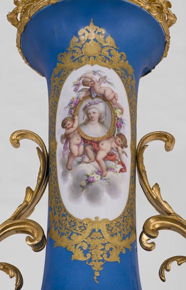 Vase monumental d'époque Napoléon III en Porcelaine de Paris au Triomphe de Vénus avec son importante monture de bronze doré aux espagnolettes-6