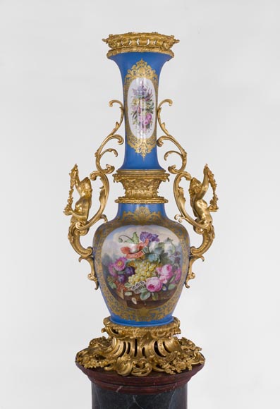 Vase monumental d'époque Napoléon III en Porcelaine de Paris au Triomphe de Vénus avec son importante monture de bronze doré aux espagnolettes-7