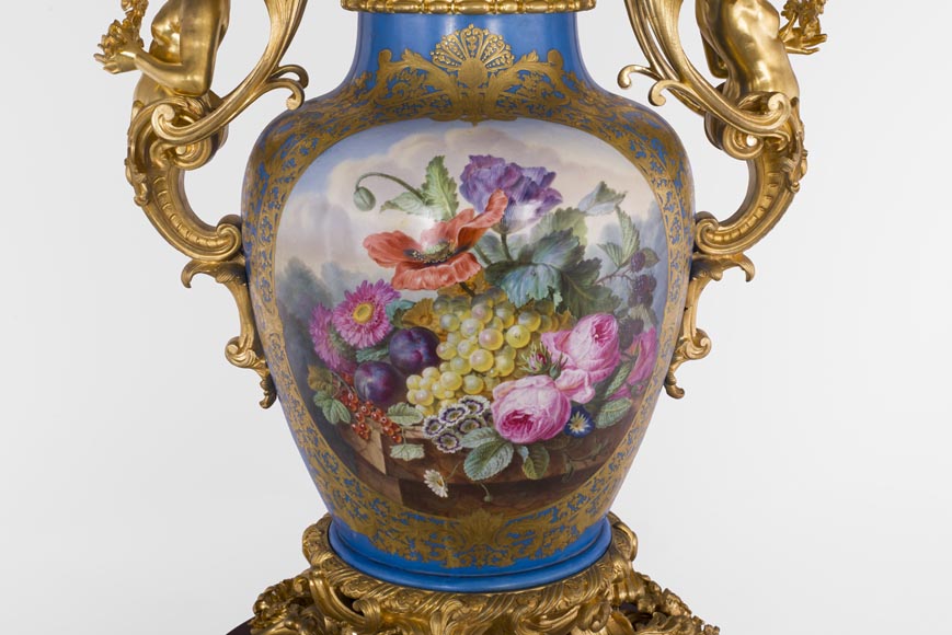 Vase monumental d'époque Napoléon III en Porcelaine de Paris au Triomphe de Vénus avec son importante monture de bronze doré aux espagnolettes-8