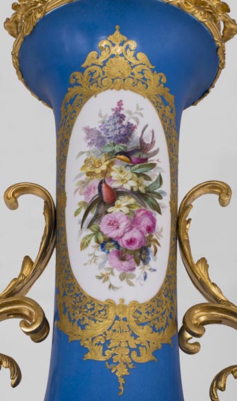 Vase monumental d'époque Napoléon III en Porcelaine de Paris au Triomphe de Vénus avec son importante monture de bronze doré aux espagnolettes-10