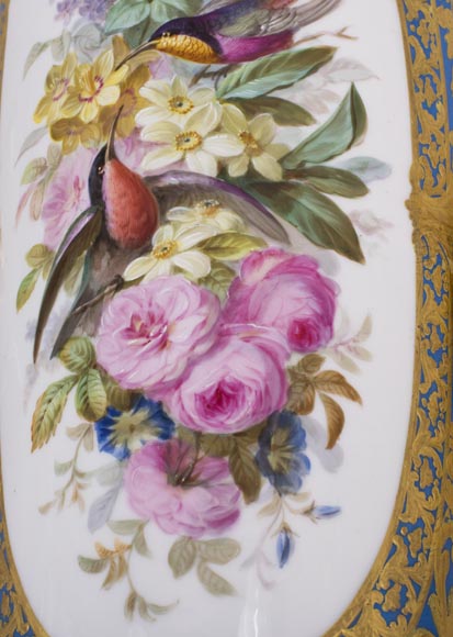 Vase monumental d'époque Napoléon III en Porcelaine de Paris au Triomphe de Vénus avec son importante monture de bronze doré aux espagnolettes-11