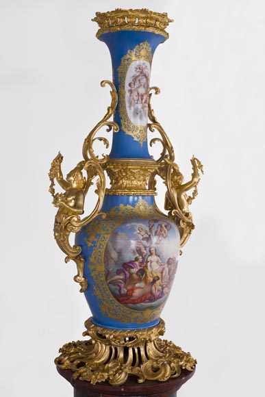 Vase monumental d'époque Napoléon III en Porcelaine de Paris au Triomphe de Vénus avec son importante monture de bronze doré aux espagnolettes-12
