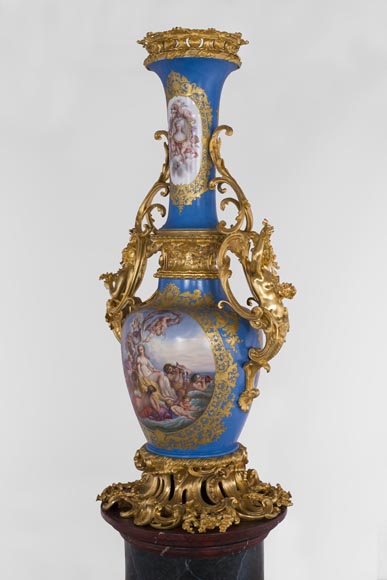 Vase monumental d'époque Napoléon III en Porcelaine de Paris au Triomphe de Vénus avec son importante monture de bronze doré aux espagnolettes-15