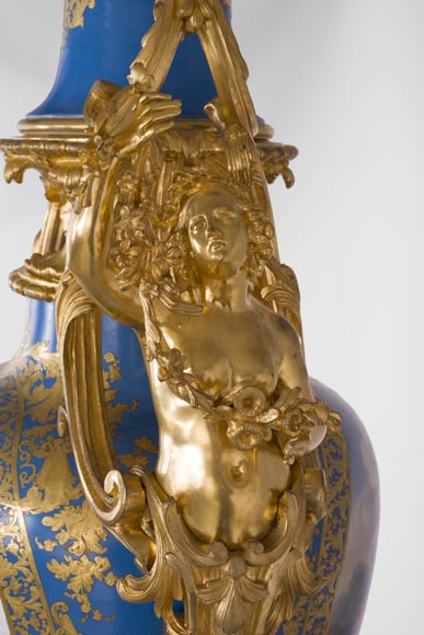 Vase monumental d'époque Napoléon III en Porcelaine de Paris au Triomphe de Vénus avec son importante monture de bronze doré aux espagnolettes-16