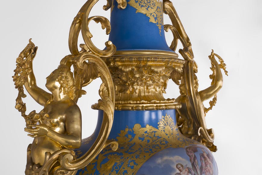 Vase monumental d'époque Napoléon III en Porcelaine de Paris au Triomphe de Vénus avec son importante monture de bronze doré aux espagnolettes-17