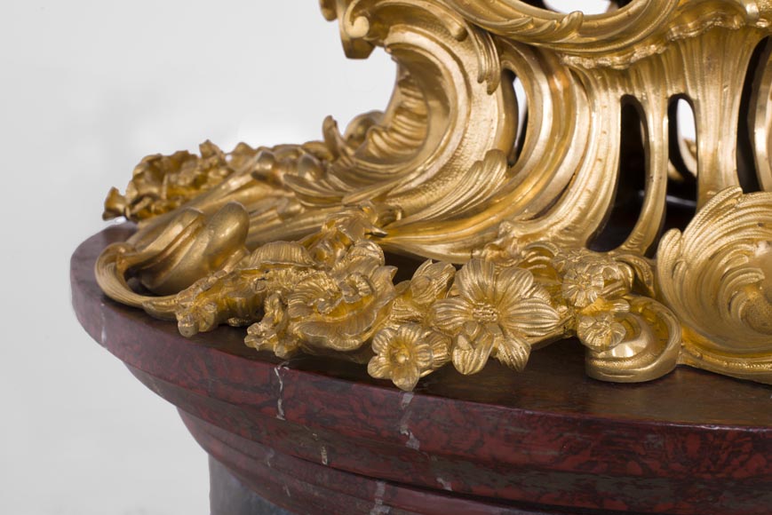 Vase monumental d'époque Napoléon III en Porcelaine de Paris au Triomphe de Vénus avec son importante monture de bronze doré aux espagnolettes-18