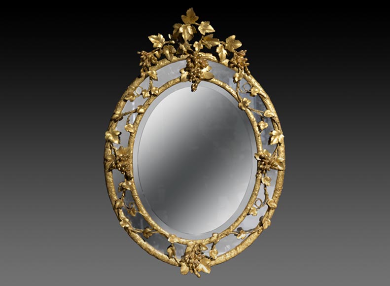 Très beau miroir ovale à parecloses à décor de grappes de raisin et feuilles de vigne-0