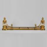 Barre de chenets ancienne de style Louis XVI à décor d'urnes enflammées en bronze doré