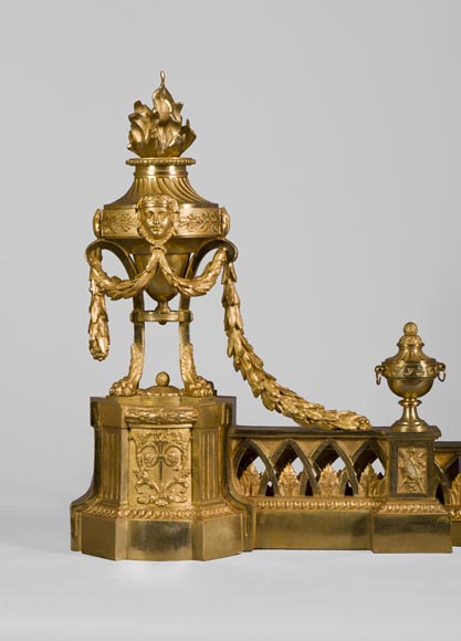 Barre de chenets ancienne de style Louis XVI à décor d'urnes enflammées en bronze doré-2