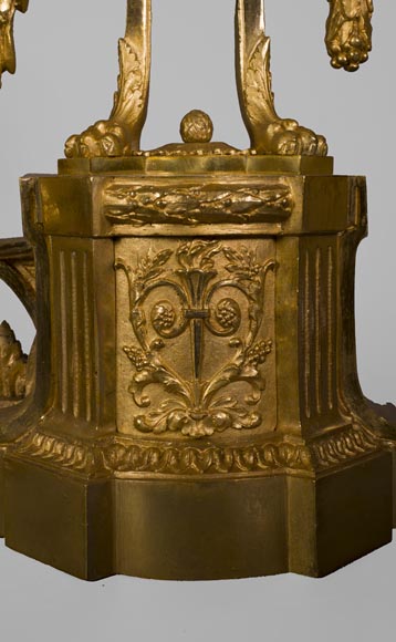 Barre de chenets ancienne de style Louis XVI à décor d'urnes enflammées en bronze doré-4
