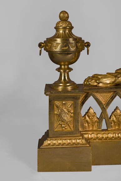 Barre de chenets ancienne de style Louis XVI à décor d'urnes enflammées en bronze doré-6