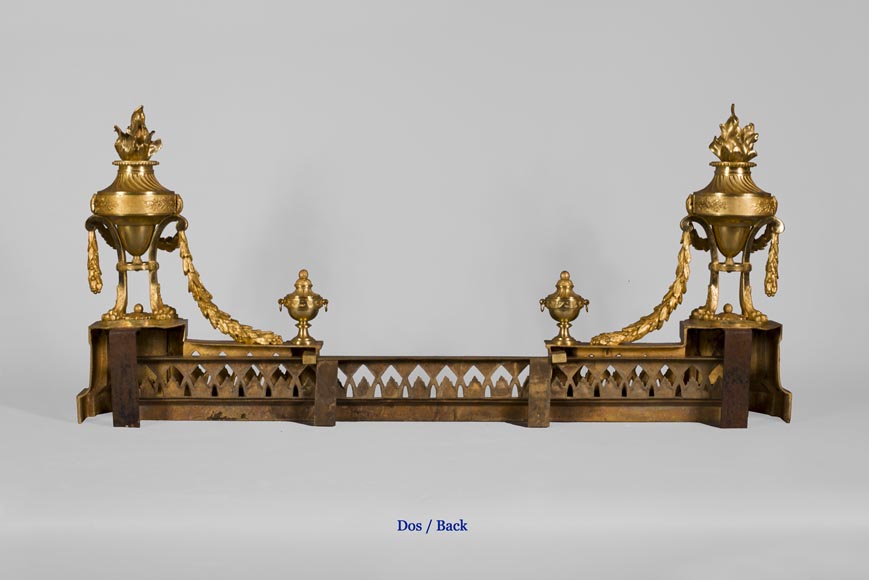 Barre de chenets ancienne de style Louis XVI à décor d'urnes enflammées en bronze doré-9