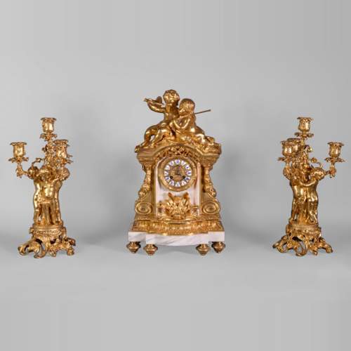 Maison DENIERE - Garniture de cheminée de style Napoléon III, en marbre et bronze doré, à décor d'enfants