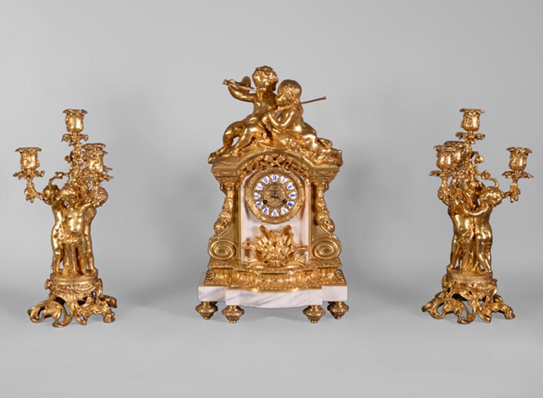 Maison DENIERE - Garniture de cheminée de style Napoléon III, en marbre et bronze doré, à décor d'enfants-0