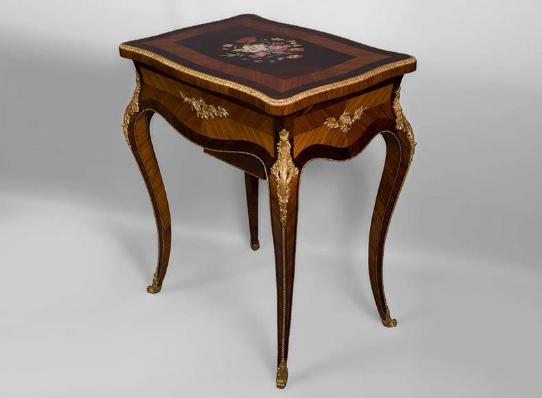 Maison TAHAN et Julien-Nicolas RIVART (1802-1867) - Belle table à ouvrage à bouquet de fleurs en marqueterie de porcelaine et ornements de bronze doré-0