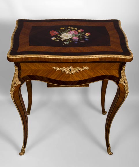 Maison TAHAN et Julien-Nicolas RIVART (1802-1867) - Belle table à ouvrage à bouquet de fleurs en marqueterie de porcelaine et ornements de bronze doré-1