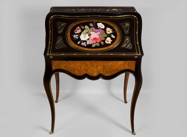 Julien-Nicolas RIVART (1802-1867) - Bureau de pente galbé à marqueterie de losanges et bouquet de fleurs en incrustation de porcelaine-0