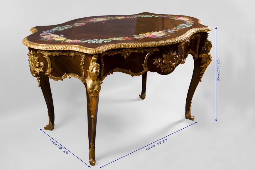 Maison TAHAN, Julien-Nicolas RIVART (1802-1867) et Pierre-Joseph GUEROU - Exceptionnel bureau plat violoné de style Louis XV à décor de marqueterie de porcelaine et espagnolettes en bronze doré-11