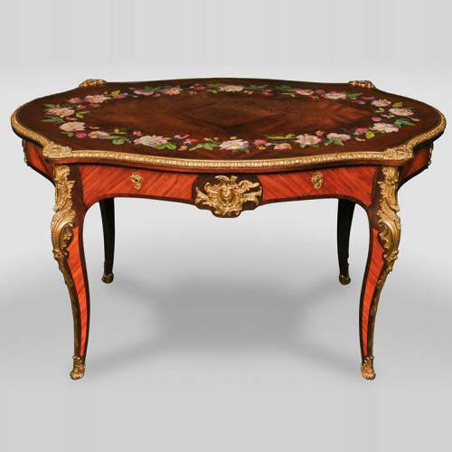 Julien-Nicolas RIVART (1802-1867) - Table en bois de rose de style Louis XV à décor de couronne de pivoines en marqueterie de porcelaine 