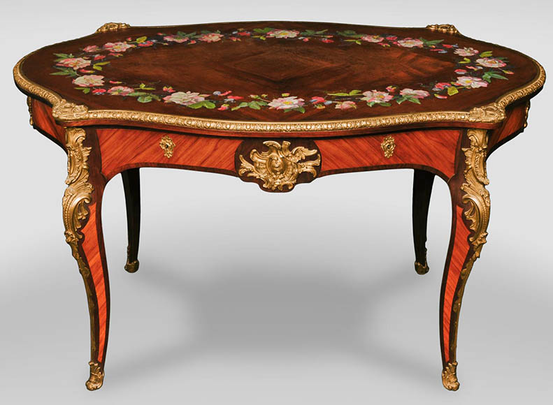 Julien-Nicolas RIVART (1802-1867) - Table en bois de rose de style Louis XV à décor de couronne de pivoines en marqueterie de porcelaine -0