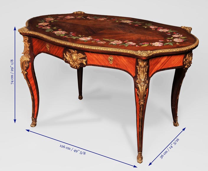 Julien-Nicolas RIVART (1802-1867) - Table en bois de rose de style Louis XV à décor de couronne de pivoines en marqueterie de porcelaine -8