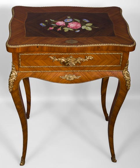 Julien-Nicolas RIVART (1802-1867) - Élégante table à ouvrage armoriée à décoration de marqueterie de porcelaine-0