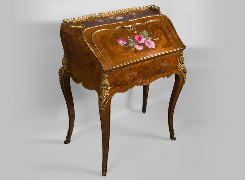 Alphonse GIROUX et cie (1838-1867) et Julien-Nicolas RIVART (1802-1867) - Très beau bureau de pente aux espagnolettes à décor de roses en incrustation de porcelaine-0