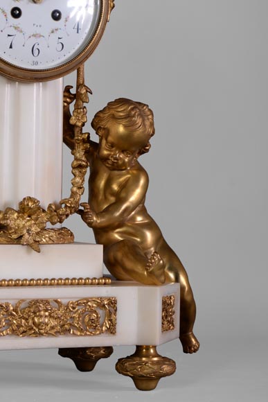 Petite pendule aux putti de Perrineau, de style Louis XVI-3