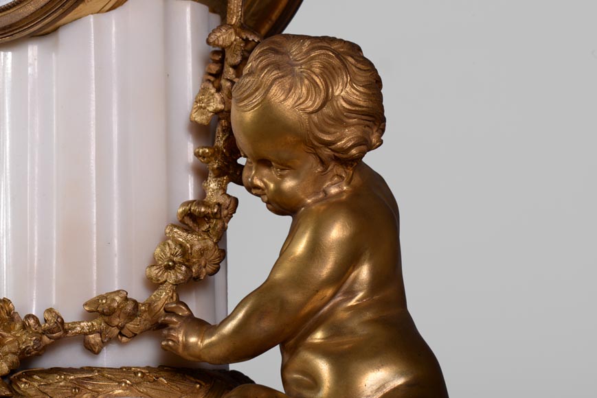 Petite pendule aux putti de Perrineau, de style Louis XVI-5