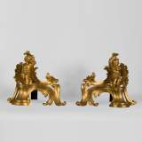 Superbe paire de chenets en bronze doré d'époque Louis XV aux putti soufflant des bulles de savon, dorure d'origine