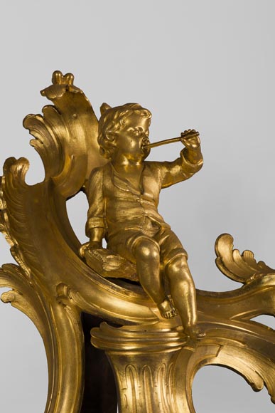 Superbe paire de chenets en bronze doré d'époque Louis XV aux putti soufflant des bulles de savon, dorure d'origine-3