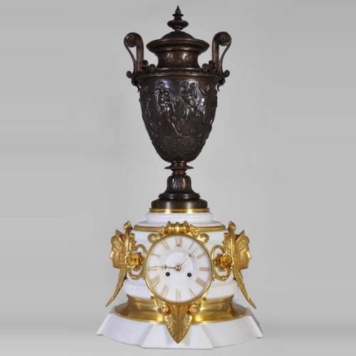 Importante pendule double face de style Napoléon III en marbre statuaire et bronze