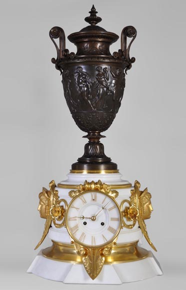 Importante pendule double face de style Napoléon III en marbre statuaire et bronze-0