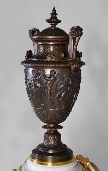 Importante pendule double face de style Napoléon III en marbre statuaire et bronze-3