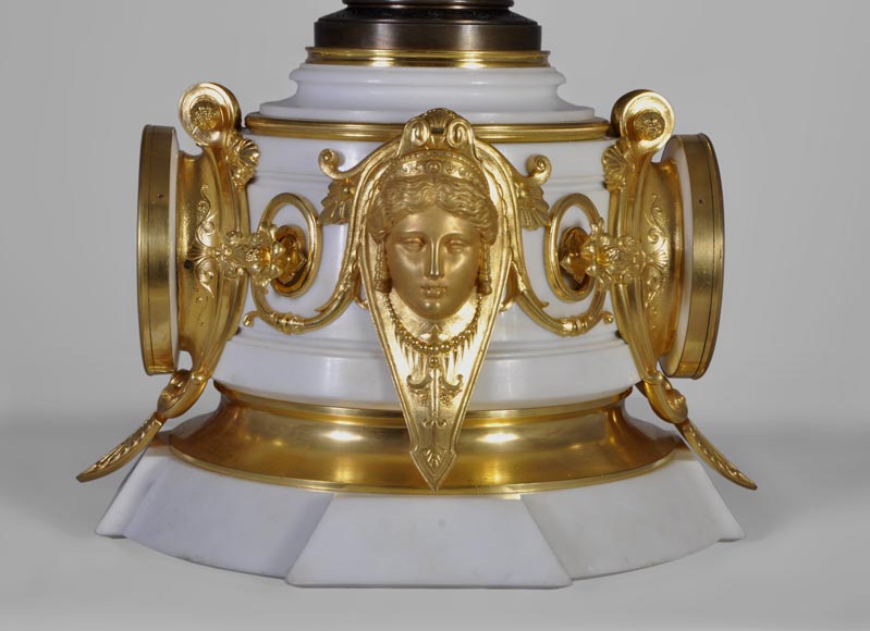 Importante pendule double face de style Napoléon III en marbre statuaire et bronze-5