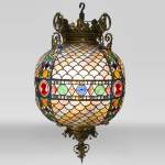 Très beau lustre sphérique en vitrail de style Néo-Gothique, fin du XIXè siècle