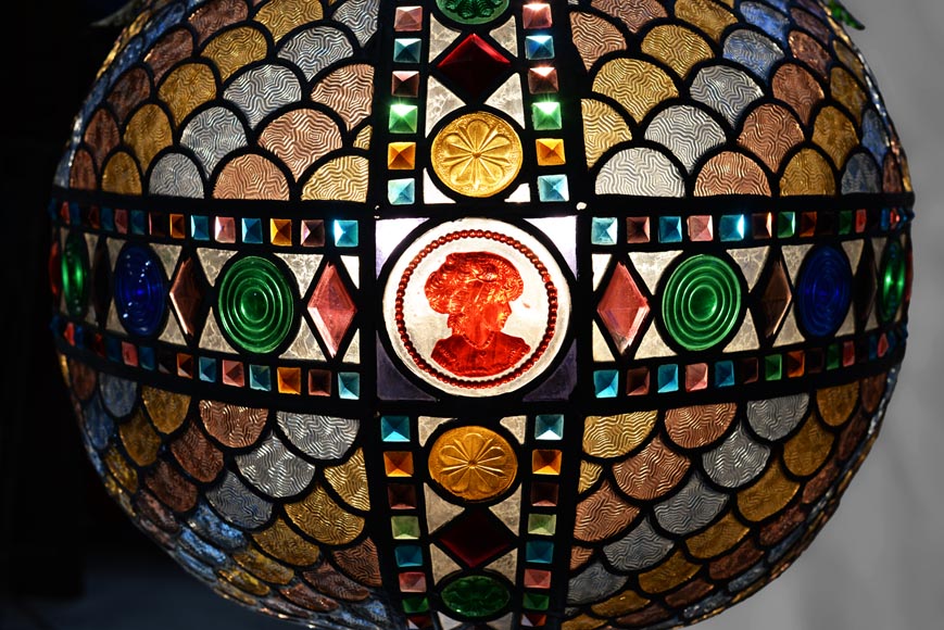 Très beau lustre sphérique en vitrail de style Néo-Gothique, fin du XIXè siècle-3