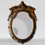 Beau miroir ancien à parecloses de style Napoléon III à décor de putti
