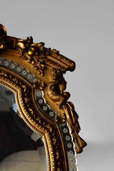 Beau miroir ancien à parecloses de style Napoléon III à décor de putti-3